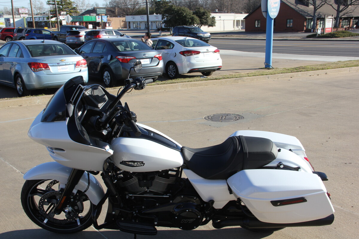 2025 Harley-Davidson Road Glide White Onyx Pearl - Black Finish - Photo 3