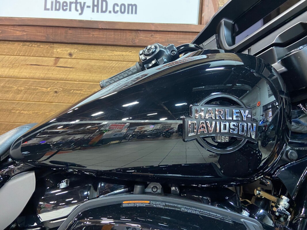 2025 Harley-Davidson Street Glide Ultra Vivid Black FLHXU - Photo 2