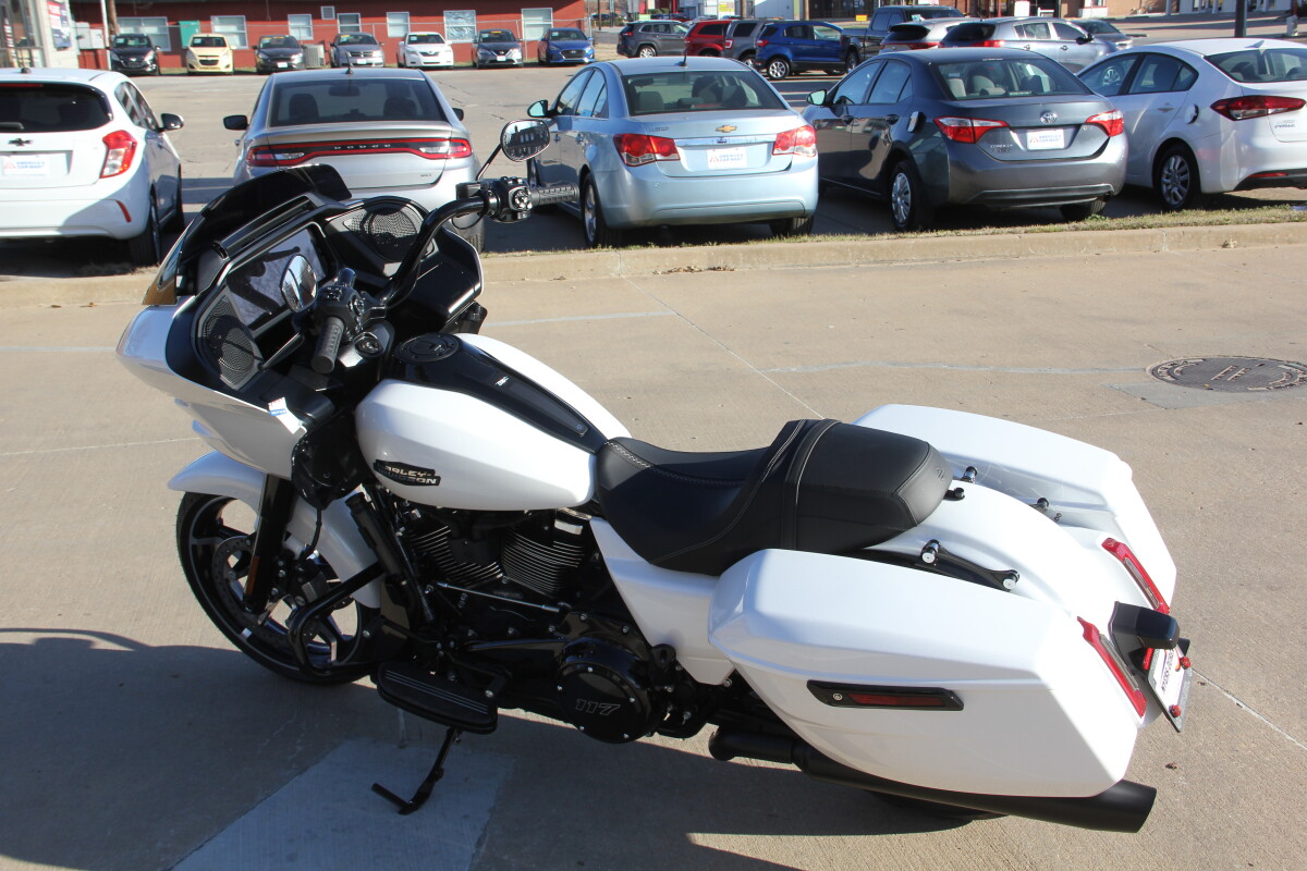 2025 Harley-Davidson Road Glide White Onyx Pearl - Black Finish - Photo 7