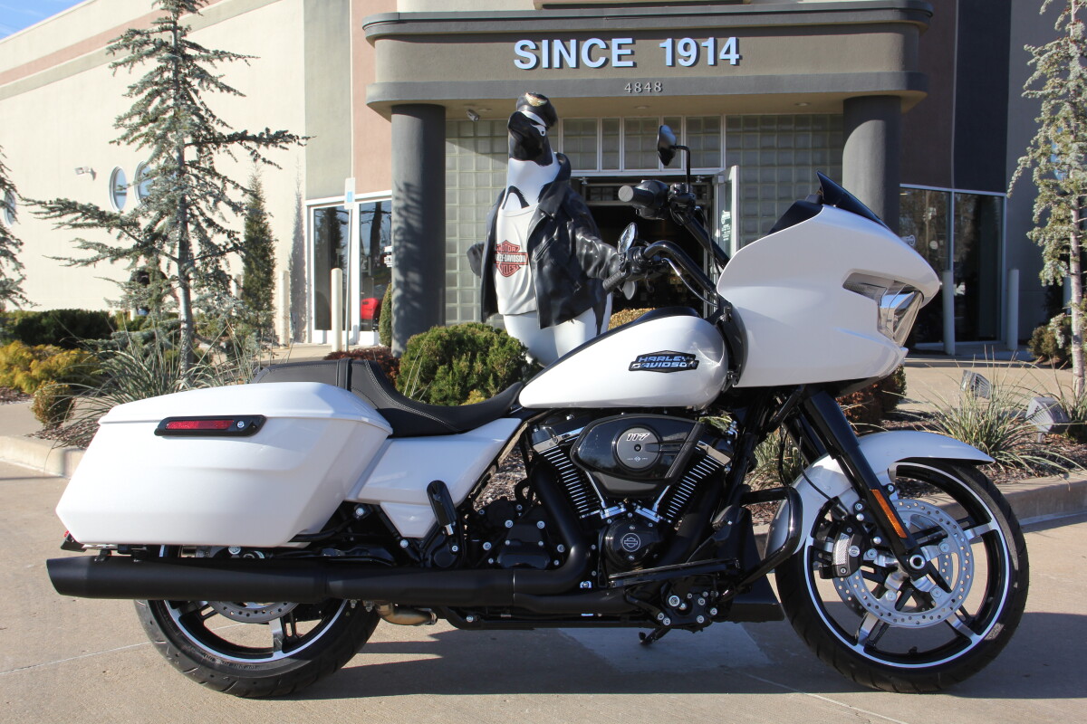 2025 Harley-Davidson Road Glide White Onyx Pearl - Black Finish - Photo 2