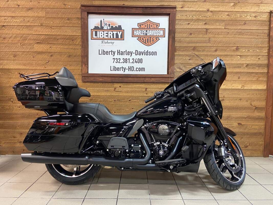 2025 Harley-Davidson Street Glide Ultra Vivid Black FLHXU