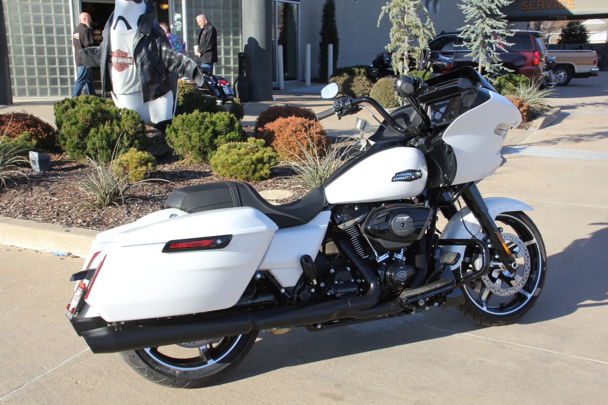 2025 Harley-Davidson Road Glide White Onyx Pearl - Black Finish - Photo 5