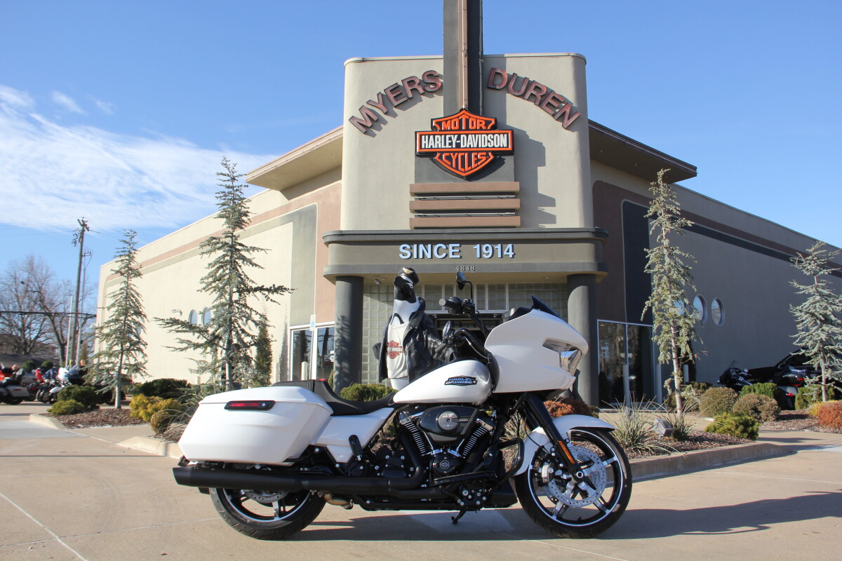 2025 Harley-Davidson Road Glide White Onyx Pearl - Black Finish