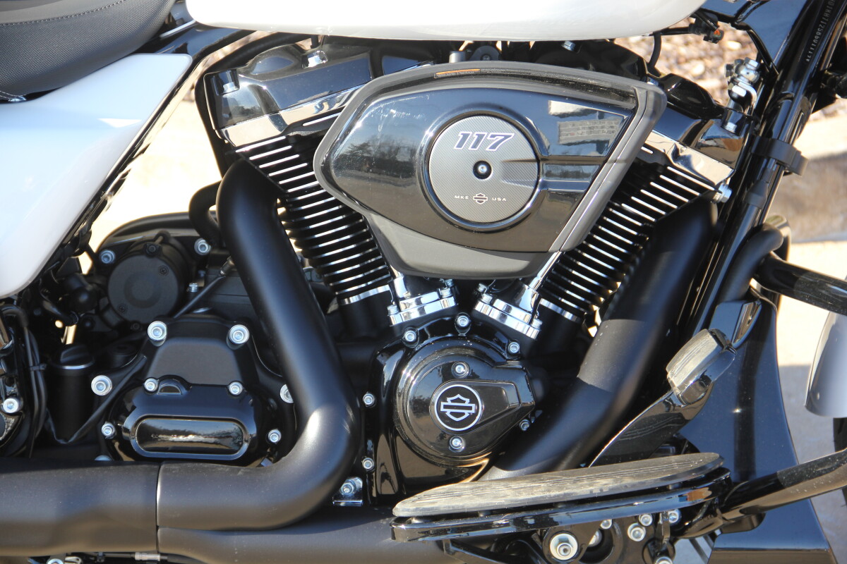 2025 Harley-Davidson Road Glide White Onyx Pearl - Black Finish - Photo 10