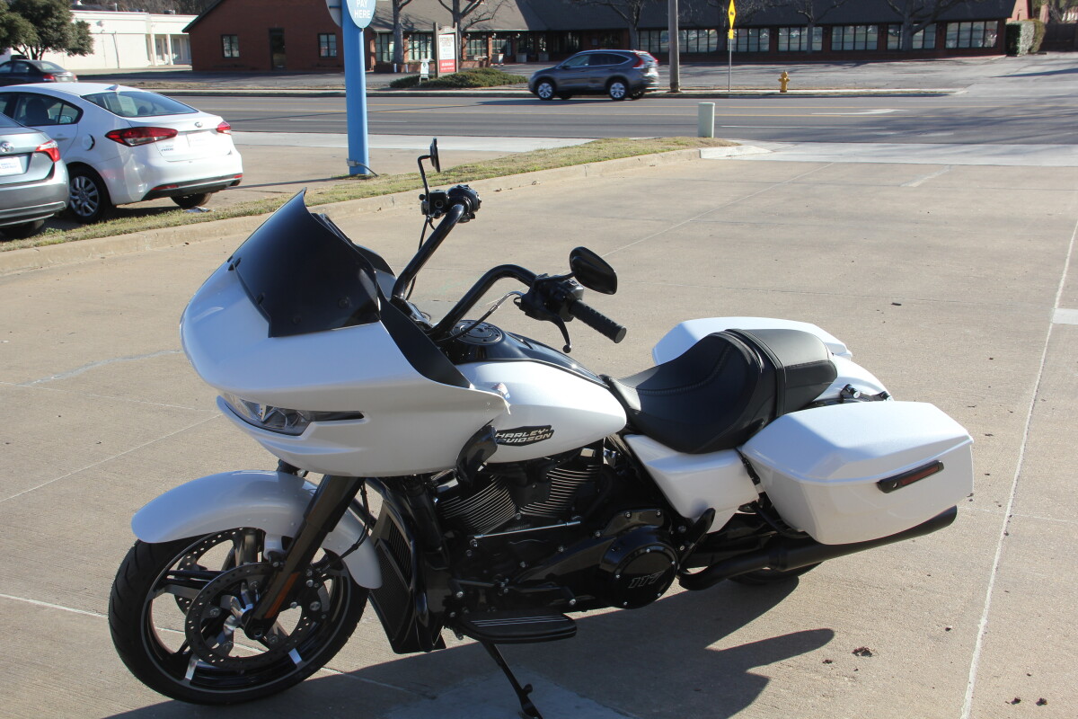 2025 Harley-Davidson Road Glide White Onyx Pearl - Black Finish - Photo 6