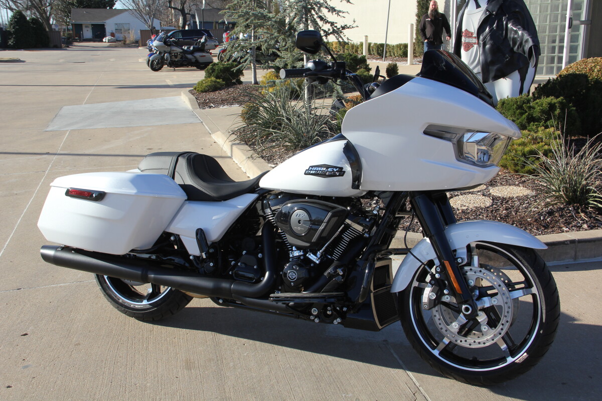 2025 Harley-Davidson Road Glide White Onyx Pearl - Black Finish - Photo 4