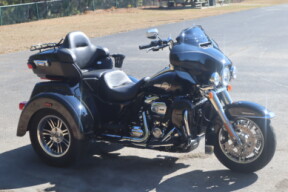 2022 Harley-Davidson® Tri Glide® Ultra FLHTCUTG thumb 2