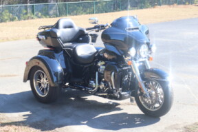 2022 Harley-Davidson® Tri Glide® Ultra FLHTCUTG thumb 1