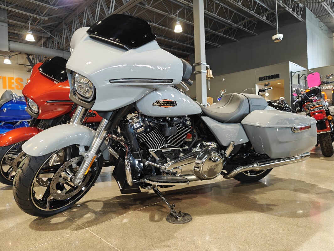 2025 Harley-Davidson Street Glide Billiard Grey