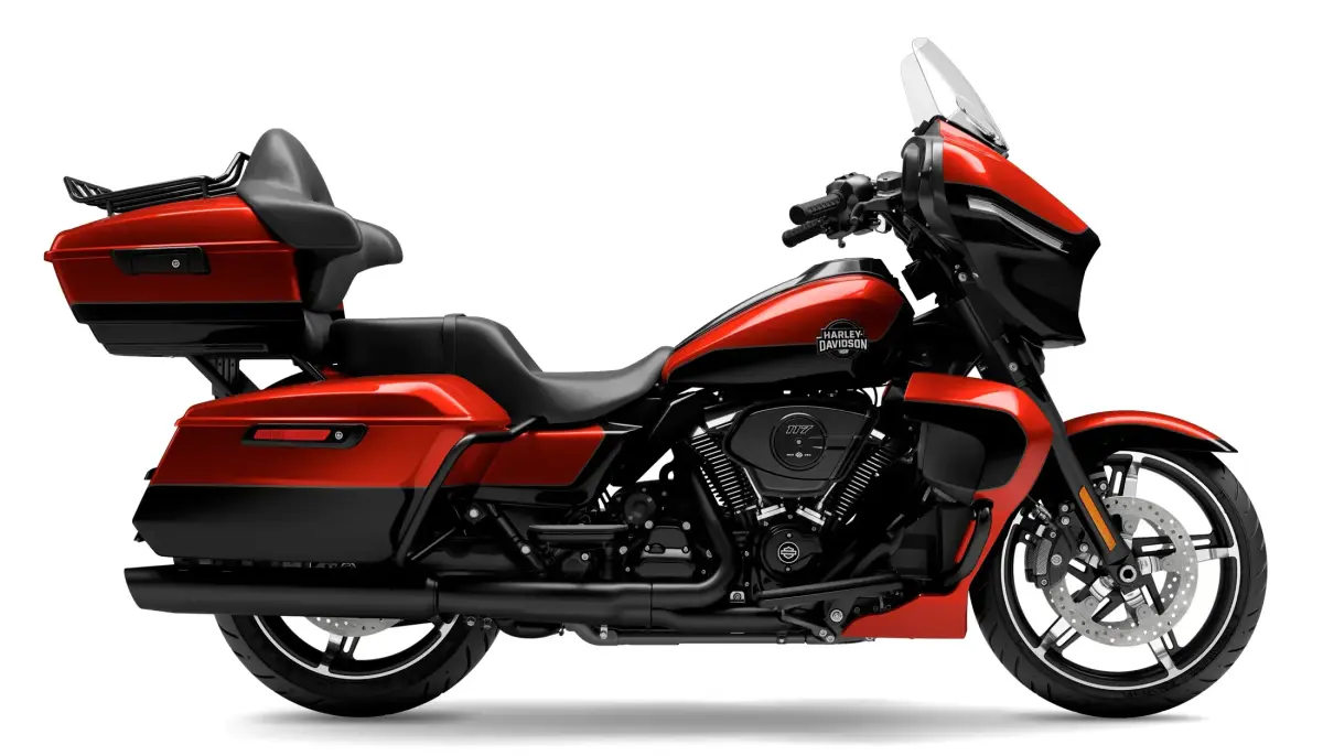 2025 Harley-Davidson<sup>®</sup> Street Glide® Ultra Whiskey Fire / Vivid Black - Black Finish