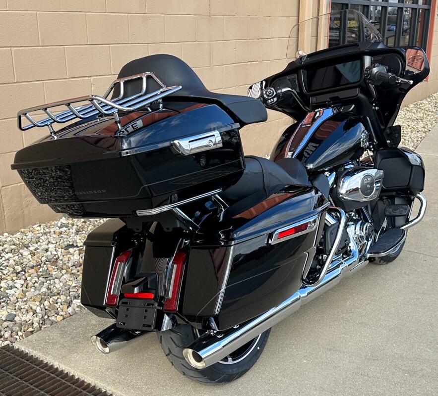 2025 Harley-Davidson Street Glide Ultra Vivid Black - Photo 2