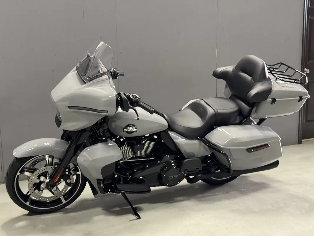 FLHXU 2025 Street Glide Ultra - Photo 4