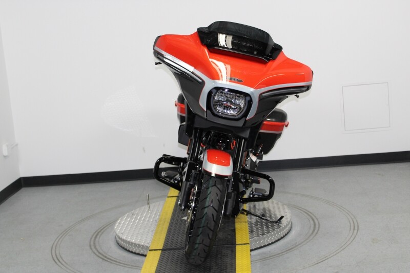 Harley-Davidson CVO Street Glide 2024 FLHXSE 84562323 LEGENDARY ORNG W/ PINSTRIPE - Photo 3
