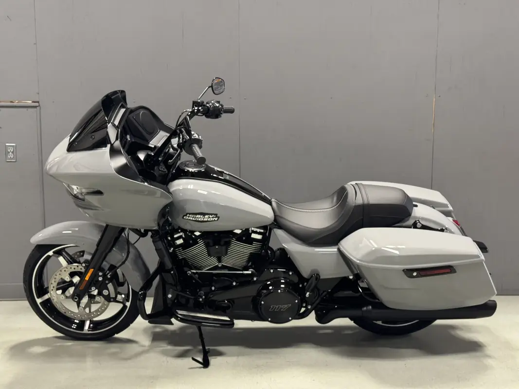 FLTRX 2025 Road Glide - Photo 2