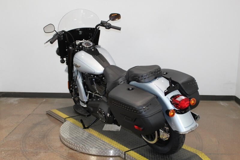Harley-Davidson Heritage Classic 2024 FLHCS 84562334 ATLAS SLV MTLIC W/ PINSTRIP - Photo 10