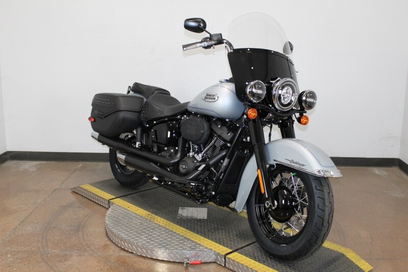 Harley-Davidson Heritage Classic 2024 FLHCS 84562334 ATLAS SLV MTLIC W/ PINSTRIP - Photo 2