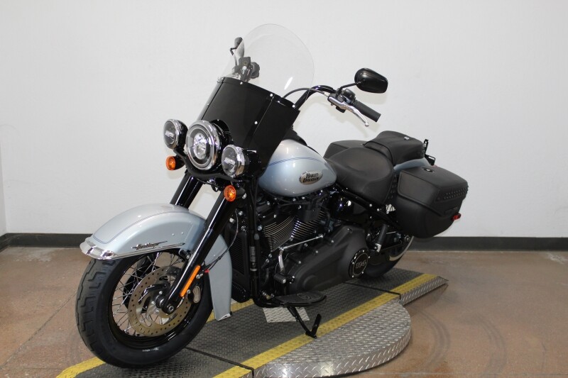 Harley-Davidson Heritage Classic 2024 FLHCS 84562334 ATLAS SLV MTLIC W/ PINSTRIP - Photo 4
