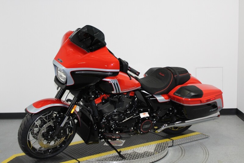 Harley-Davidson CVO Street Glide 2024 FLHXSE 84562323 LEGENDARY ORNG W/ PINSTRIPE - Photo 4