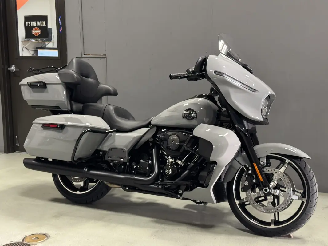 FLHXU 2025 Street Glide Ultra - Photo 3