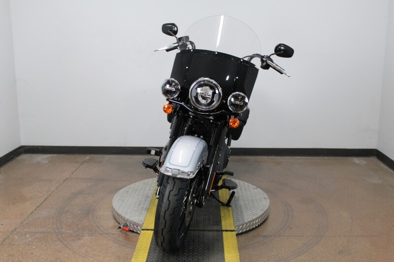 Harley-Davidson Heritage Classic 2024 FLHCS 84562334 ATLAS SLV MTLIC W/ PINSTRIP - Photo 3
