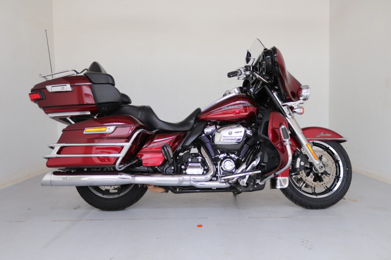 2017 Harley-Davidson<sup>®</sup> Ultra Limited Low Red