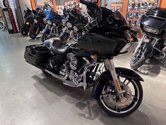 2015 Harley-Davidson<sup>®</sup> Road Glide<sup>®</sup> Special Vivid Black