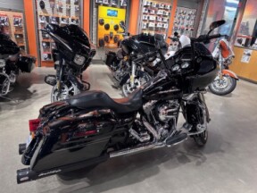 2015 Harley-Davidson<sup>®</sup> Road Glide<sup>®</sup> Special Vivid Black thumb 3