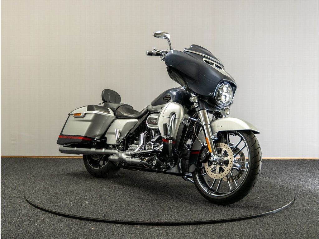 Harley-Davidson Street Glide – krachtige touringmotor met gestroomlijnde batwing-kuip en comfortabele zithouding.