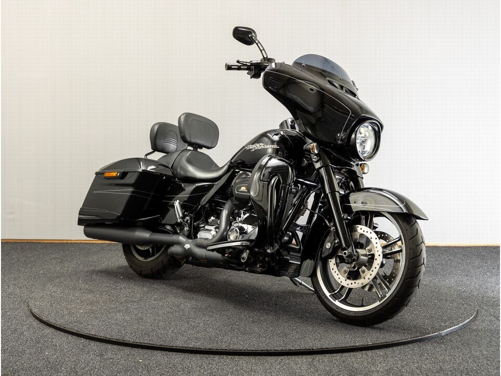Harley-Davidson Street Glide – krachtige touringmotor met gestroomlijnde batwing-kuip en comfortabele zithouding.