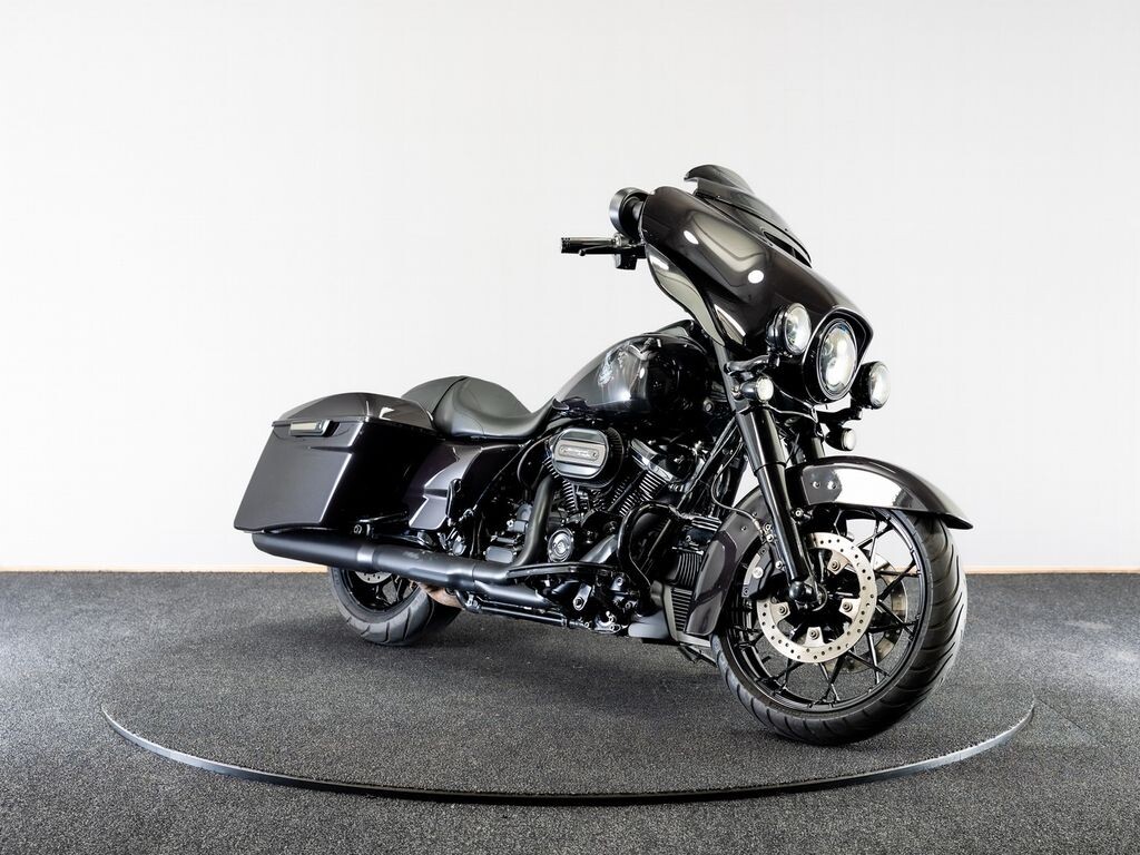 Harley-Davidson Street Glide – krachtige touringmotor met gestroomlijnde batwing-kuip en comfortabele zithouding.