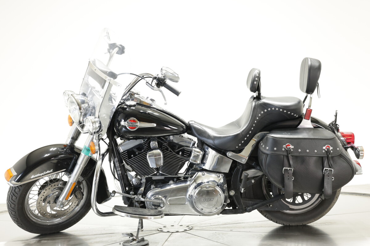 2016 HARLEY-DAVIDSON FLSTC HERITAGE CLASSIC in VIVID BLACK - Photo 9
