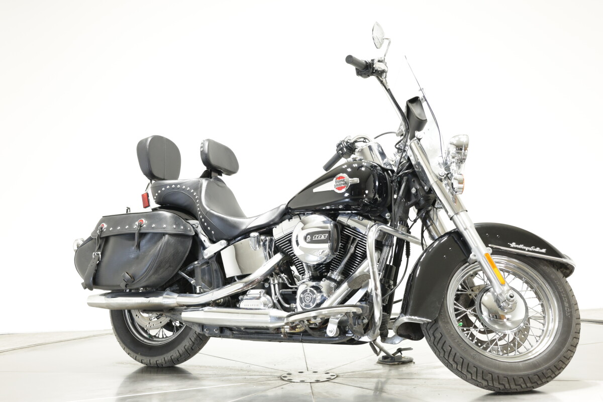 2016 HARLEY-DAVIDSON FLSTC HERITAGE CLASSIC in VIVID BLACK - Photo 4