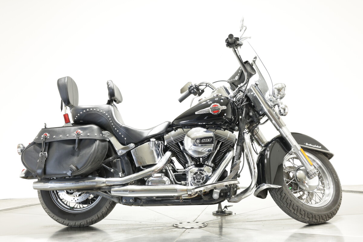 2016 HARLEY-DAVIDSON FLSTC HERITAGE CLASSIC in VIVID BLACK