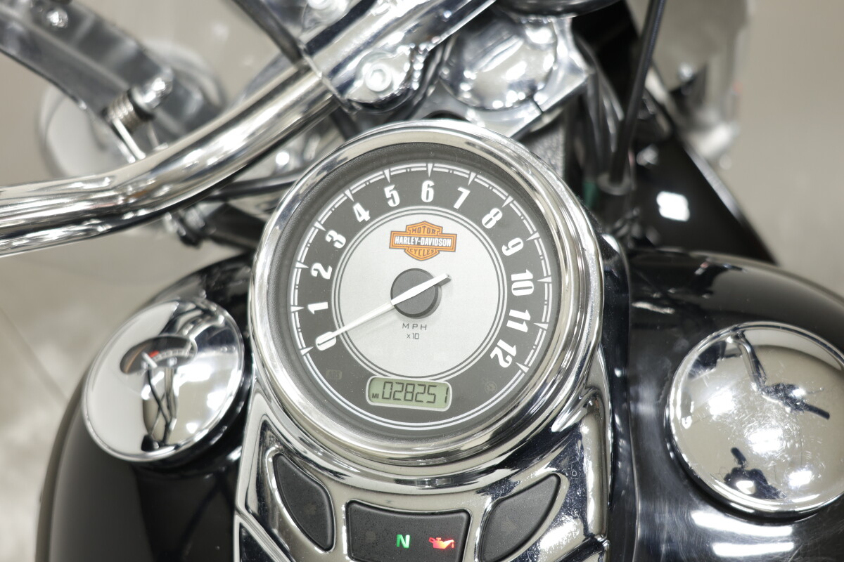 2016 HARLEY-DAVIDSON FLSTC HERITAGE CLASSIC in VIVID BLACK - Photo 2