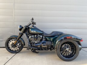 2024 Harley-Davidson<sup>®</sup> Freewheeler<sup>®</sup> Alpine Green / Vivid Black thumb 1
