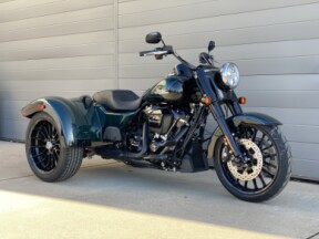 2024 Harley-Davidson<sup>®</sup> Freewheeler<sup>®</sup> Alpine Green / Vivid Black thumb 3