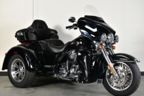 2023 Harley-Davidson® Tri Glide® Ultra FLHTCUTG thumb 2
