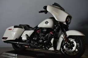 2020 Harley-Davidson® CVO™ Street Glide® FLHXSE thumb 2