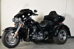 2023 Harley-Davidson® Tri Glide® Ultra FLHTCUTG thumb 0