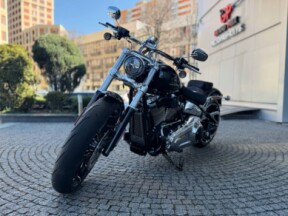 2025 Harley-Davidson<sup>®</sup> Breakout<sup>®</sup> Vivid Black thumb 3