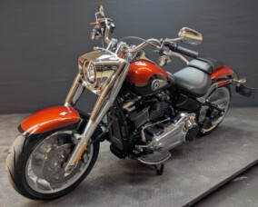 Harley-Davidson<sup>®</sup> Fat Boy<sup>®</sup> 2025 FLFB WHISKY FIRE/ BLK thumb 1
