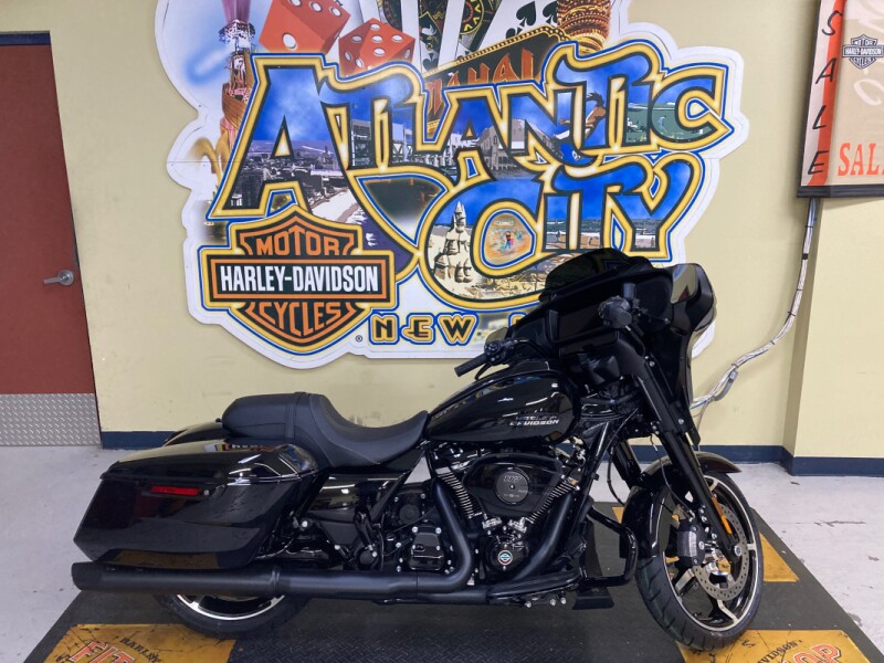 2025 Harley-Davidson<sup>®</sup> Street Glide® Vivid Black - Black Finish
