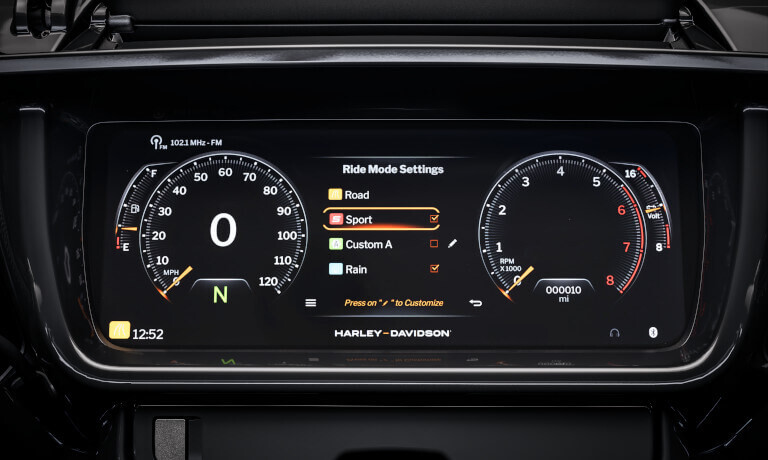 2025 Harley-Davidson Street Glide tech display