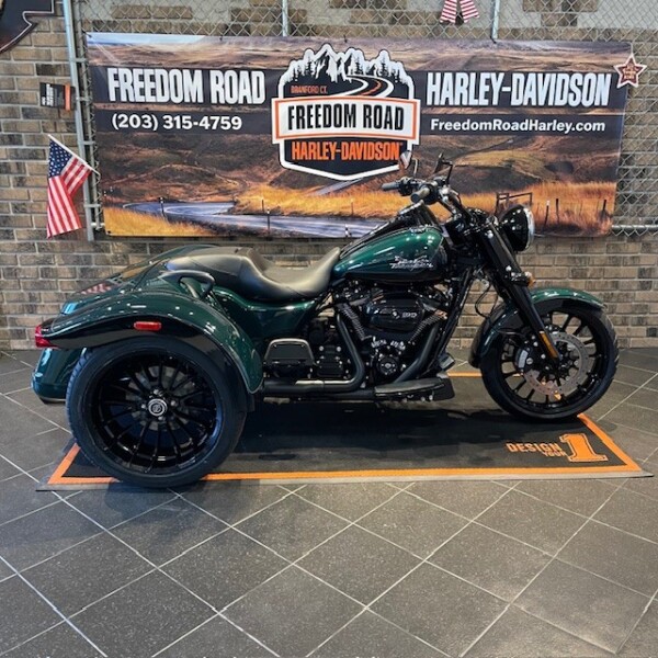 2024 Freewheeler® (FLRT)