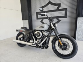 2025 Harley-Davidson<sup>®</sup> Street Bob<sup>®</sup> thumb 2