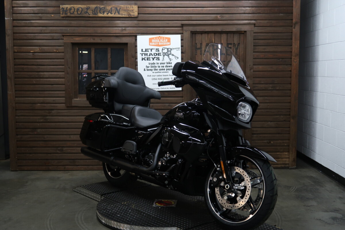 2025 Harley-Davidson Street Glide Ultra VIVID BLACK W/ PINSTRIPE - Photo 8