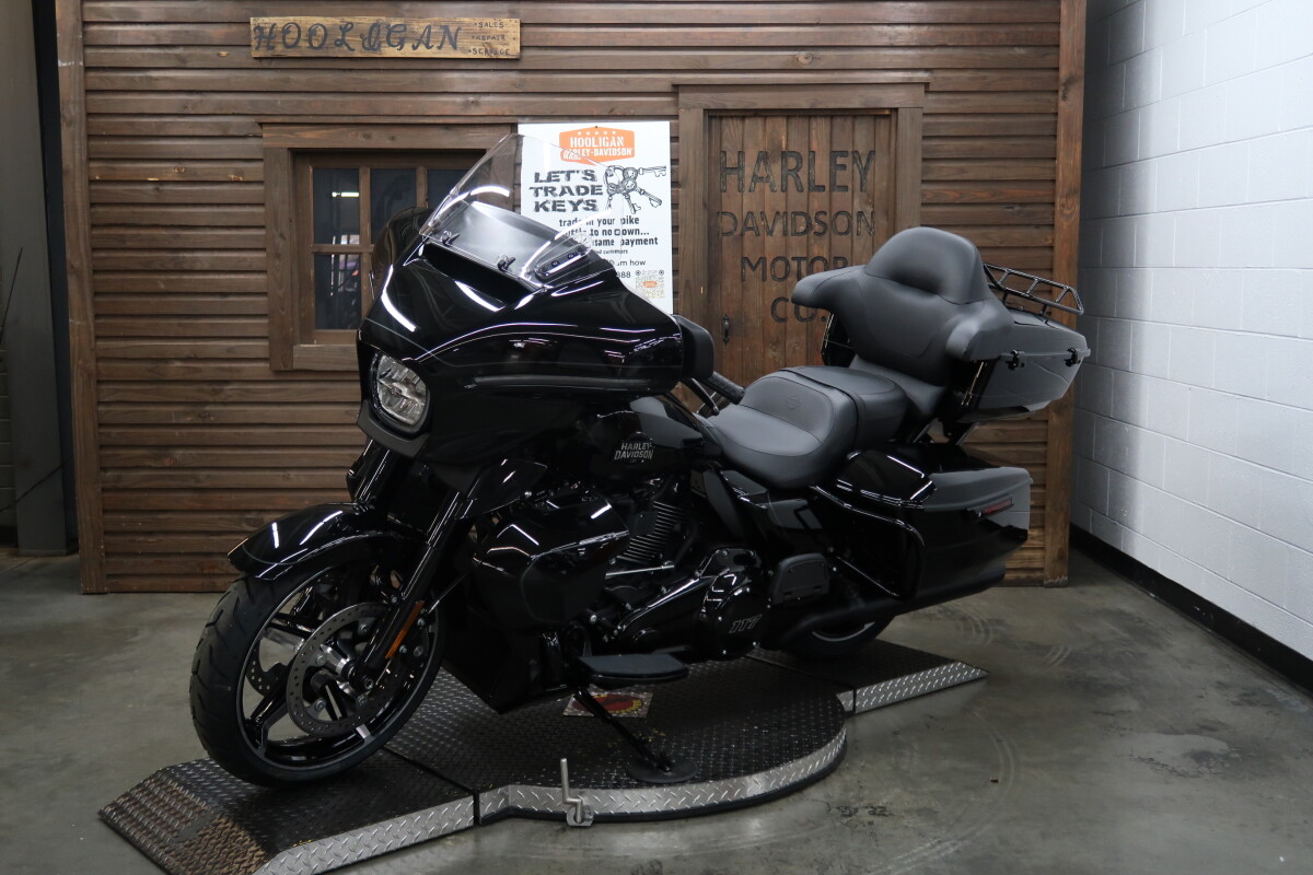 2025 Harley-Davidson Street Glide Ultra VIVID BLACK W/ PINSTRIPE - Photo 6