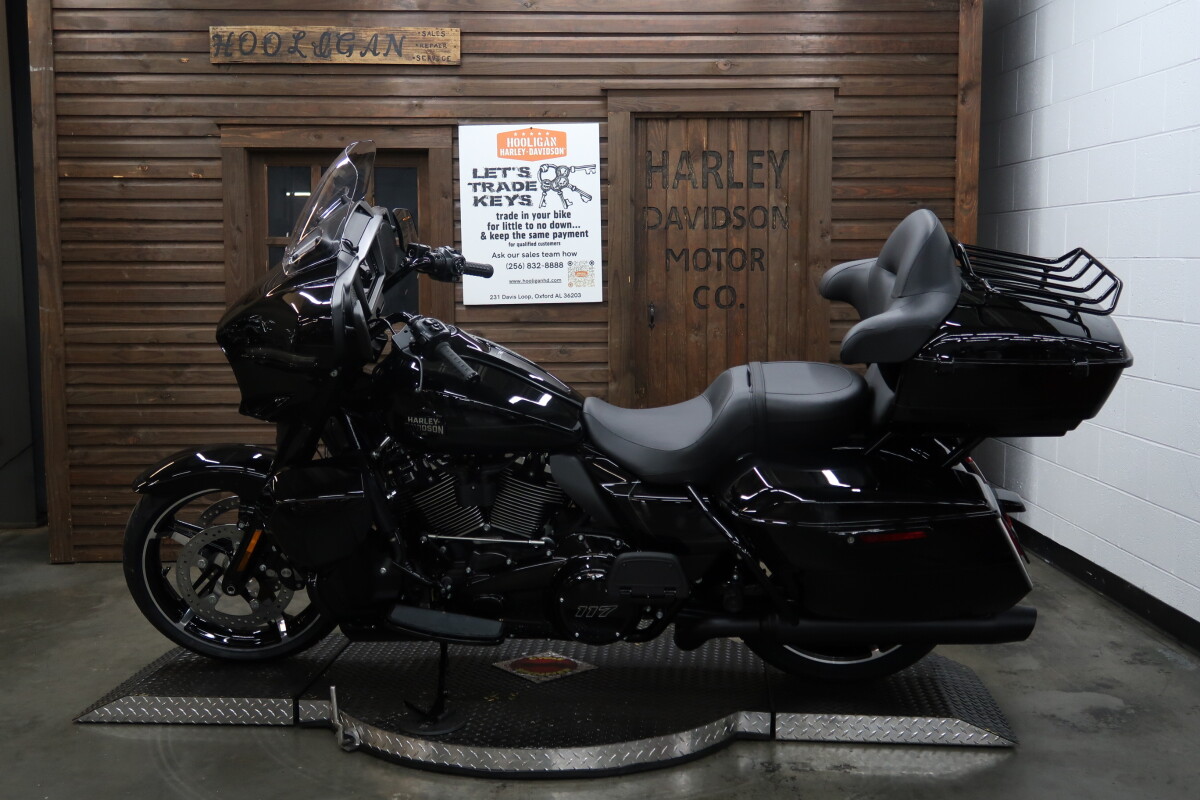 2025 Harley-Davidson Street Glide Ultra VIVID BLACK W/ PINSTRIPE - Photo 5