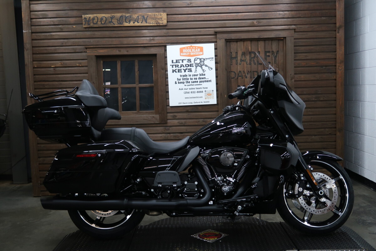 2025 Harley-Davidson Street Glide Ultra VIVID BLACK W/ PINSTRIPE
