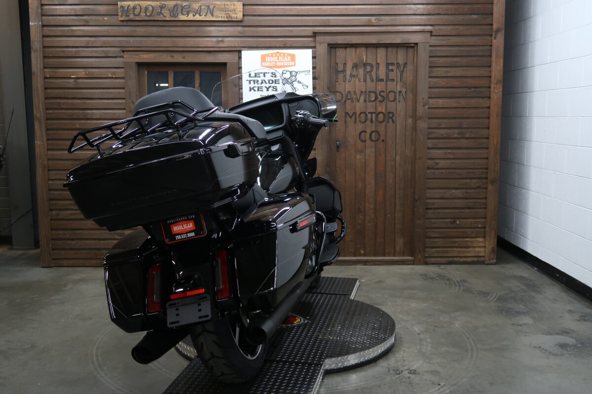 2025 Harley-Davidson Street Glide Ultra VIVID BLACK W/ PINSTRIPE - Photo 3